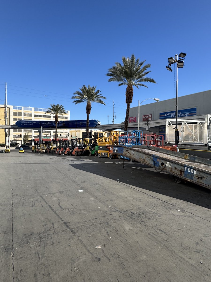 nssfshotshow's tweet photo. Our show partner Freeman started physically setting up SHOT Show 2025 today (Monday). We've got more than 816,000 net square feet—equivalent to more than 18 acres—of exhibit space to build up before SHOT Week. #BusyIsGood #SHOTShow #2025SHOTShow https://t.co/JHX8rysf1D