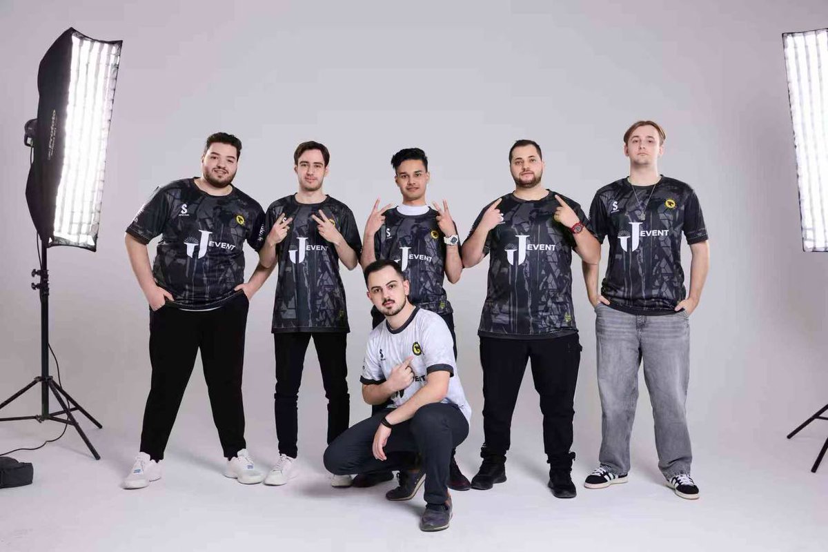 Live on zowie's extremesland  stage in around 1 hr i be standing behind my habibis trying to coach them :p tune in to not miss the opening B01 clown fiesta twitch.tv/extremesland