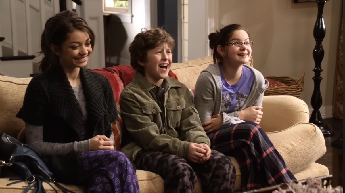westenthu's tweet photo. wst Modern Family

Diskusi siang. Aku suka episode ini, waktu Haley, Alex, Luke mergokin Phil &amp; Claire bercinta. Selain kocak orgil juga edukatif. Ngedorong ortu ngobrolin hal tsb sama anak kalau situasi yang sama terjadi. Pure sex education! https://t.co/5G3YmvAls6