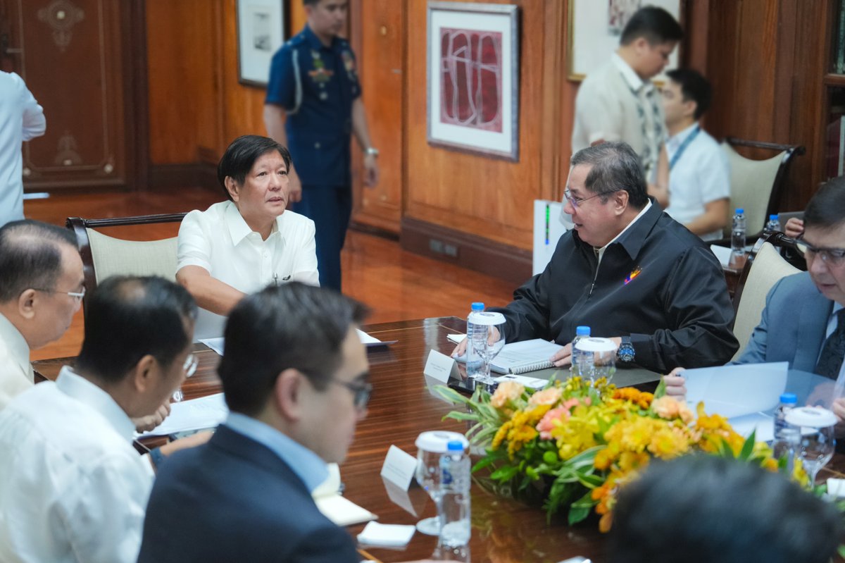 radyopilipinas1's tweet photo. TINGNAN | Paghahatid ng tuloy-tuloy na PhilHealth services, ipinag-utos ni Pangulong Ferdinand Marcos Jr.

“An ounce of prevention is better than a pound in cure.”  — Pangulong Marcos. | via Racquel Bayan

📸PCO https://t.co/Eeowi7JbpI