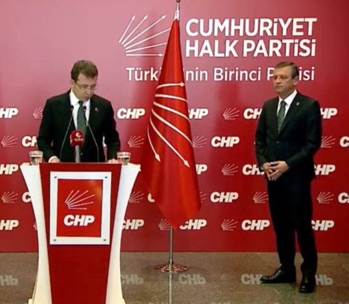 Bir Genel Başkanın, belediye başkanı karşısında duruşu.

Belediye başkanı karşında el pençe duran şahıs, Dünya Lideri Erdoğan'ın rakibi olacakmış.