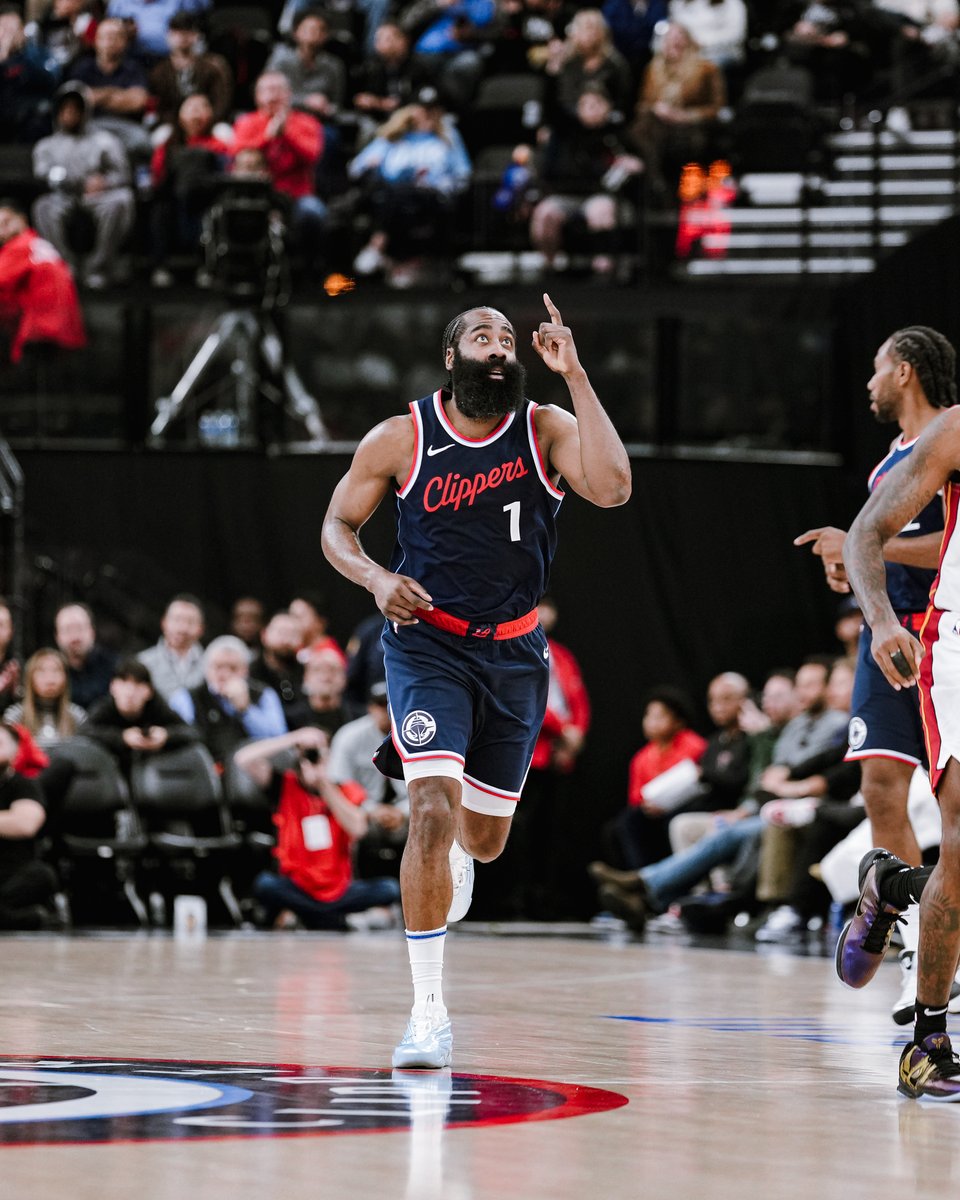 LAClippers's tweet photo. ☝️ 

vote James Harden for #NBAAllStar >> https://t.co/bH117XuGy6 https://t.co/Is7CI68zv1