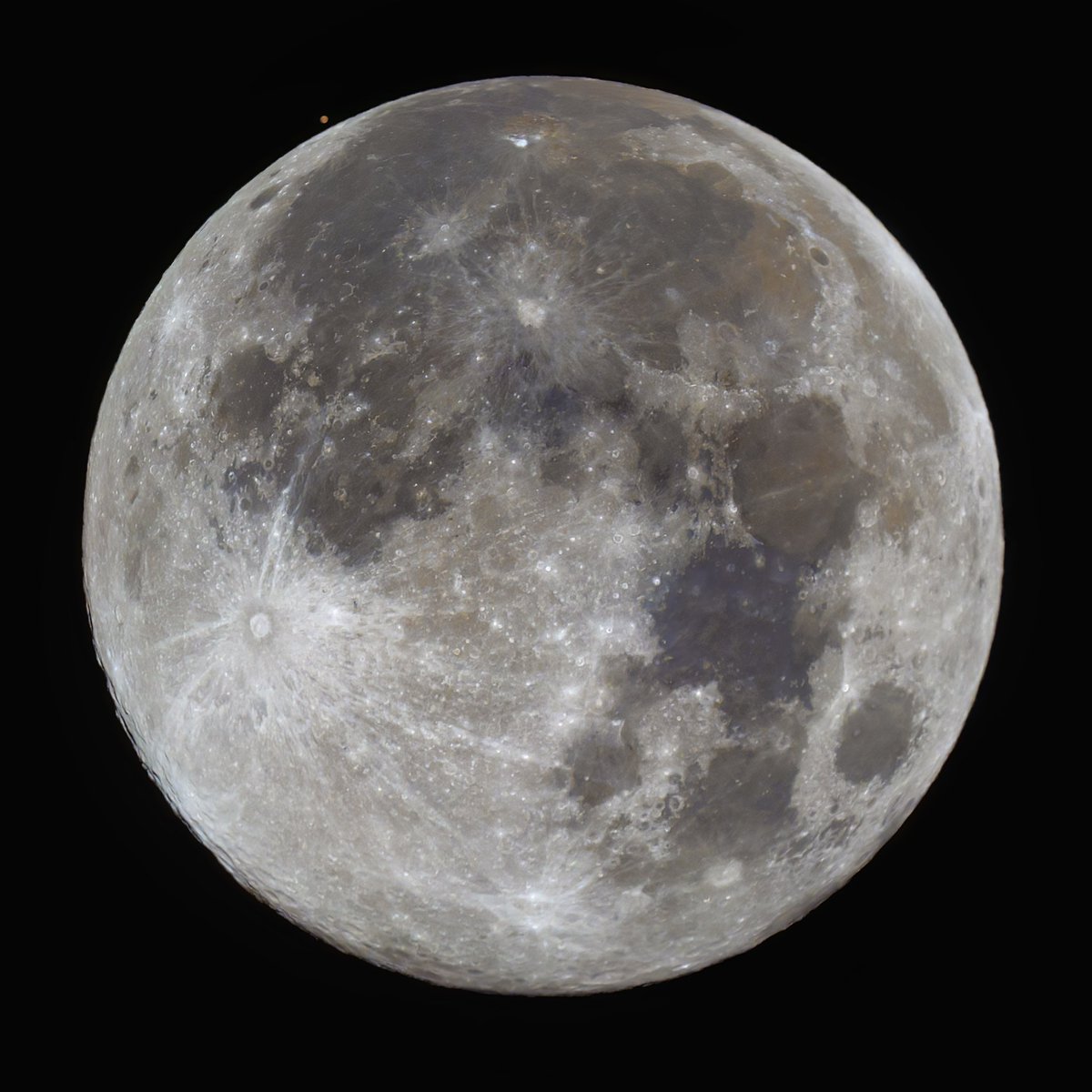 Marte-Luna
Poco antes de la ocultación del planeta rojo tras nuestra Luna. 
Hay algo más de turbulencia que en días previos y además parece que tengo el telescopio algo descolimado. Quise asegurar una  exposición por si el apilado del video no sale como me gustaría.
#Mars #Moon