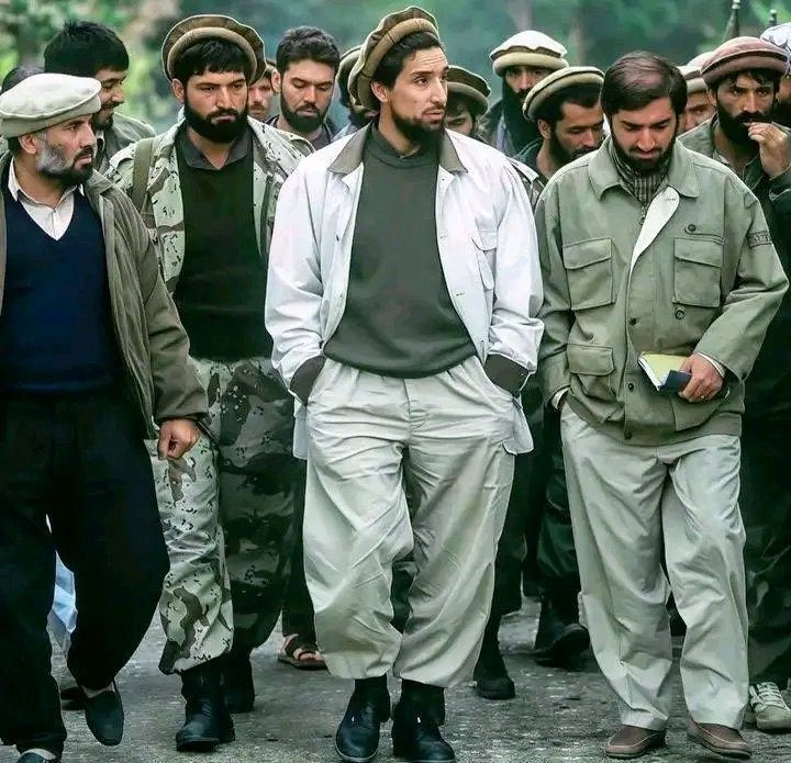 TeacherHashmat's tweet photo. آمر صاحب شهید احمدشاه مسعود، معمار مکتب آزادی و مقاومت، نماد ایستادگی در برابر استبداد و تجاوز. میراث او نه‌تنها در سنگرهای جنگ، که در قلب‌های مردمی است که برای عدالت و آزادی می‌جنگند. https://t.co/rVawCExeyo