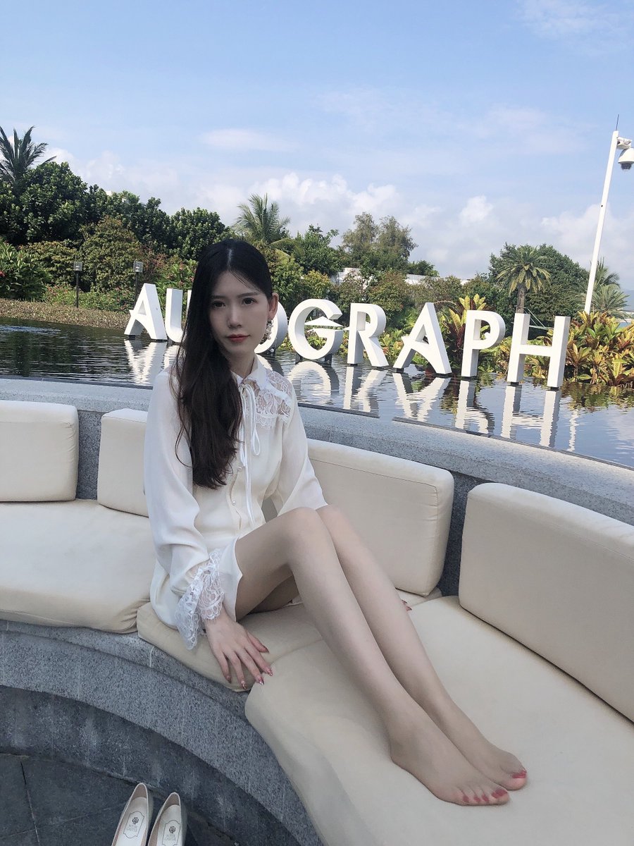 《刚出道的回忆录》
第一第二张都是2020年拍摄的，那时刚学会点拍照，很多都是随拍，心境自由，表情恬静，高山流水，悠然自得，现在已经无法拍出这种作品了。

#丝袜 #美腿 https://t.co/AmG8Hu46Em