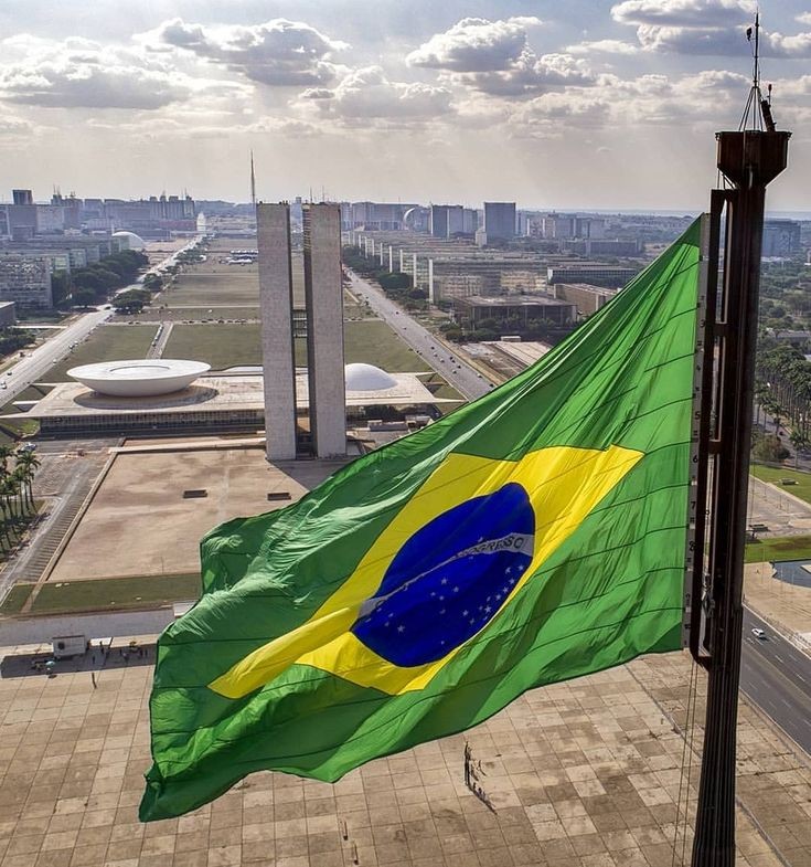DiogoBm16's tweet photo. No Brasil, começou assim: o governo criou muitas leis novas para cobrar mais impostos e gastar um pouco mais. https://t.co/HEZMhgKRlq