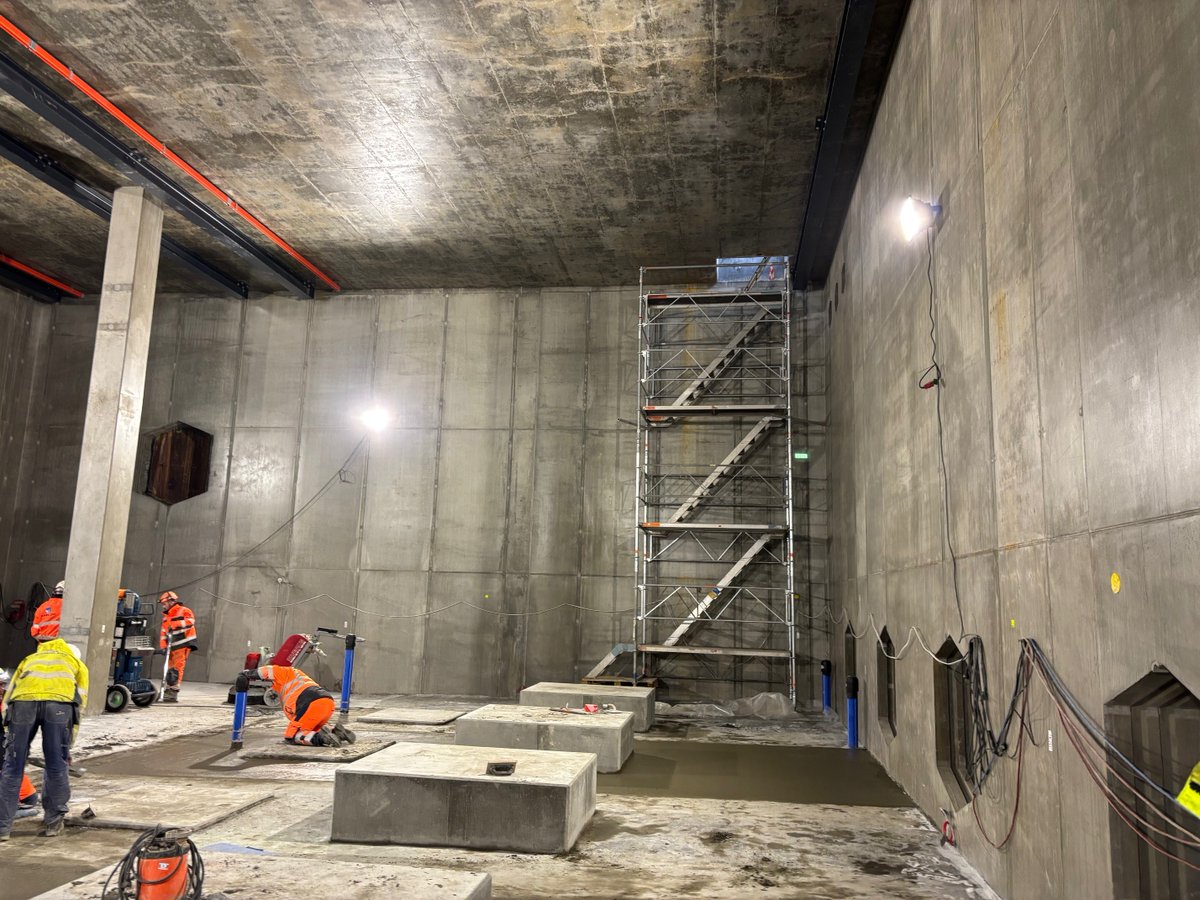 DanmarkDoka's tweet photo. 🔨 Stolthed i beton! 🔨
I Kalundborg skinner de flotte, in-situ-støbte betonvægge om kap med formand Jan Westergaards stolte øjne.
Per Aarsleff A/S, har leveret et imponerende stykke arbejde med de spektakulære støbninger – udført med høj præcision og i vanskelige udfordringer. https://t.co/kEfsRmhQAQ