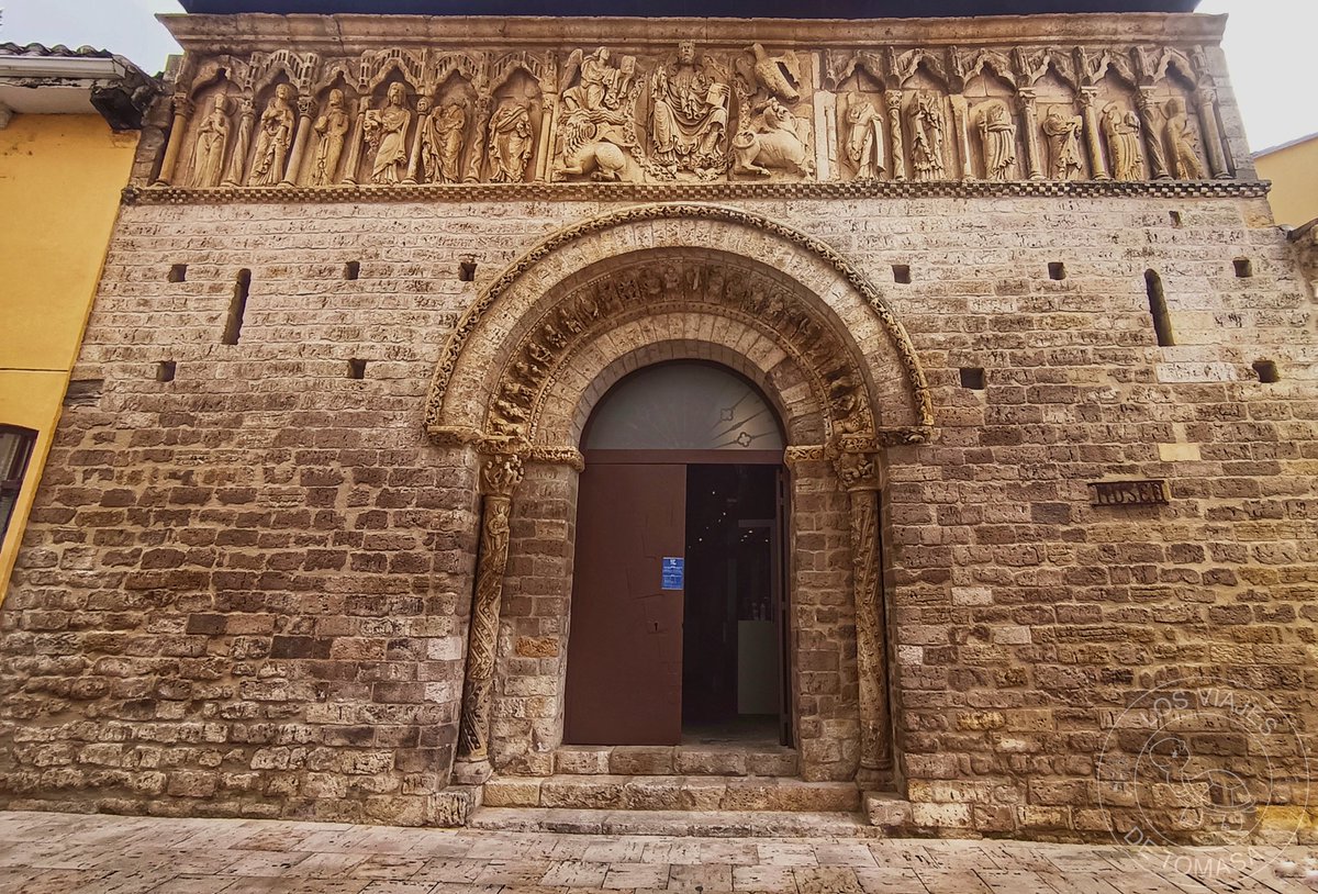 La iglesia de Santiago de Carrión de los Condes (Palencia) destaca por su pantocrátor de la segunda mitad del siglo XII. Las partes que le faltan al templo fueron quemadas en 1811 por las tropas españolas para que los franceses no pudieran usar el edificio como fuerte defensivo.
