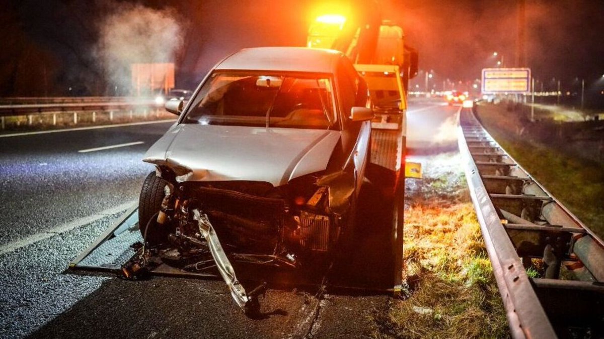 Bestuurder raakt vangrail bij Elshout