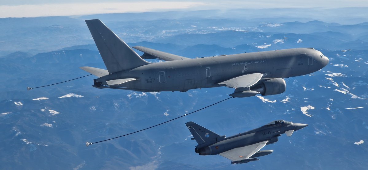 EMADmde's tweet image. Los Eurofighters del #DATPaznic, desplegados en Rumanía 🇷🇴, reciben reabastecimiento en vuelo de una aeronave italiana.
Posteriormente, realizan una misión de apoyo con controladores de ataque aéreo cercano coordinado (JTACs) franceses. 
@NATO  @EjercitoAire  #StrongerTogether