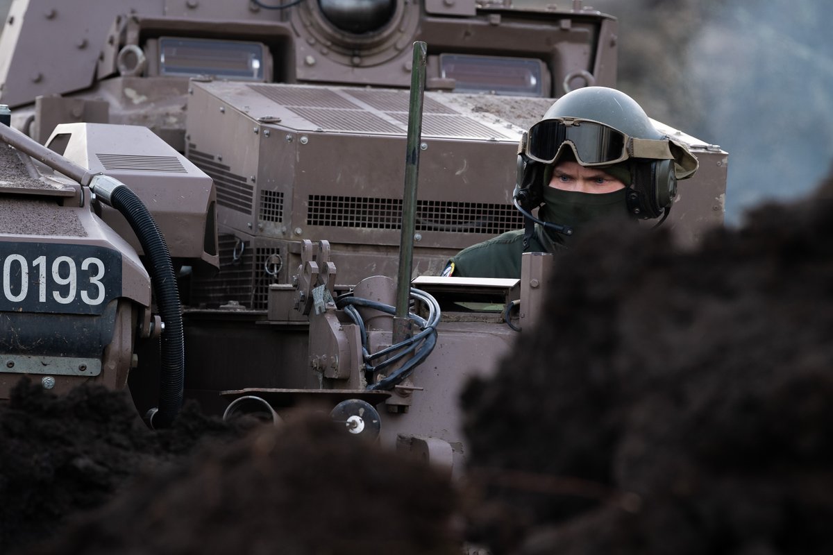 EMADmde's tweet image. Los Eurofighters del #DATPaznic, desplegados en Rumanía 🇷🇴, reciben reabastecimiento en vuelo de una aeronave italiana.
Posteriormente, realizan una misión de apoyo con controladores de ataque aéreo cercano coordinado (JTACs) franceses. 
@NATO  @EjercitoAire  #StrongerTogether