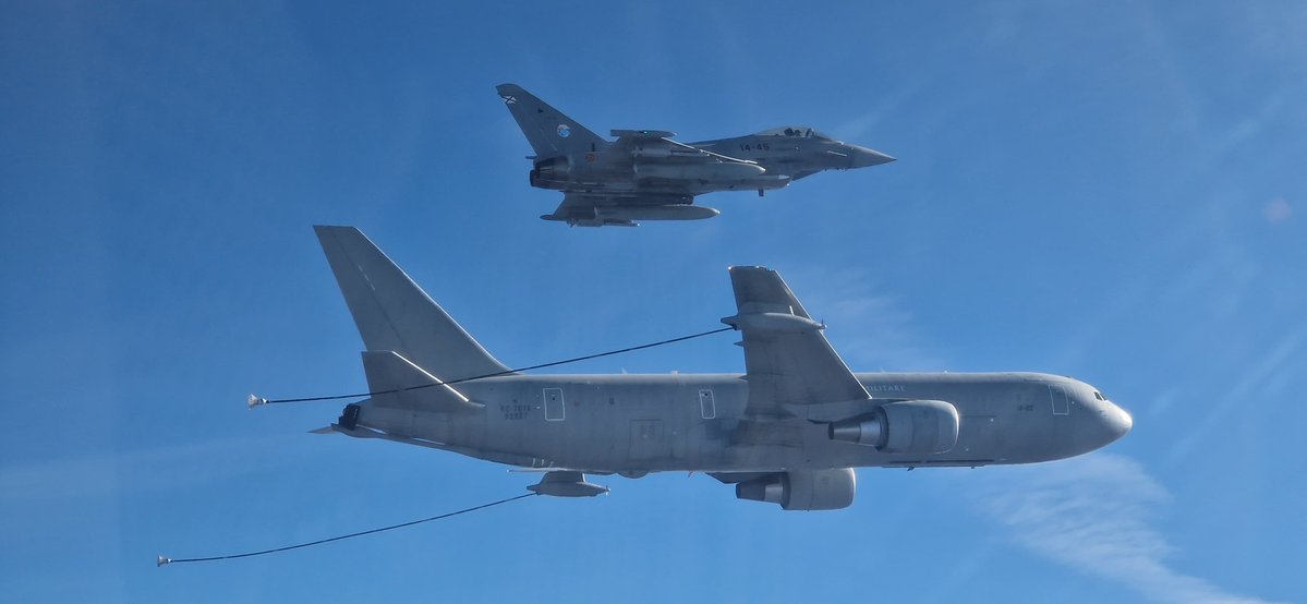 EMADmde's tweet image. Los Eurofighters del #DATPaznic, desplegados en Rumanía 🇷🇴, reciben reabastecimiento en vuelo de una aeronave italiana.
Posteriormente, realizan una misión de apoyo con controladores de ataque aéreo cercano coordinado (JTACs) franceses. 
@NATO  @EjercitoAire  #StrongerTogether
