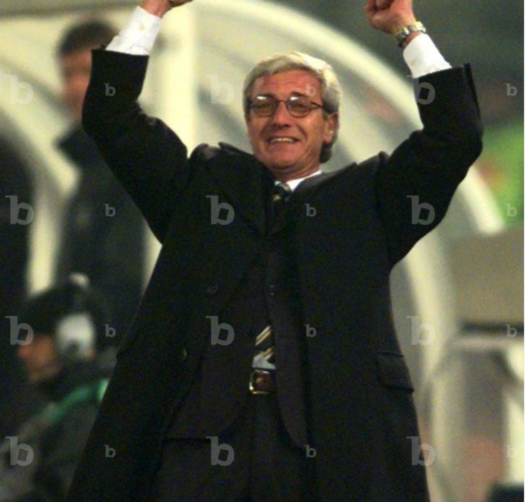 Not your everyday arrival...

Carlo Pignatelli Juventus staff issued wool coat - You can see Marcello Lippi wearing it here in 1997. The tag has the name Pezzotti handwritten, so probably made for Lippi's number two between 1994/99 Narciso Pezzotti 🇮🇹