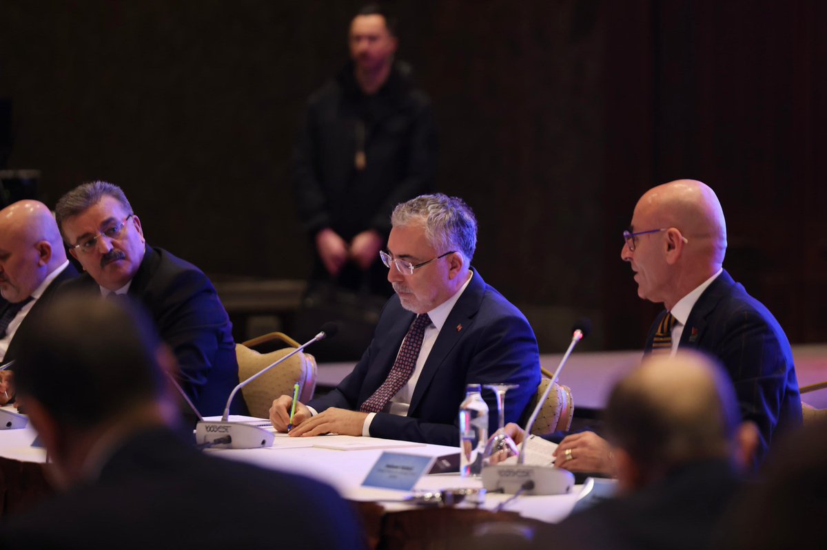 isikhanvedat's tweet photo. 2025 yılının ilk Sektör Buluşması’nı ‘Madencilik Sektörü’nün temsilcileriyle gerçekleştirdik.

Ülkemizin ekonomik büyümesinde ve sürdürülebilir kalkınmasında stratejik öneme sahip madencilik sektörünü çalıştayımızda değerlendirdik.

İş sağlığı ve güvenliği, üretim ve ihracatın önemi başta olmak üzere; enerji ve maden alanında istihdam olanaklarının artırılması için politikalarımızı ele aldık. Madencilik sektörüne dair 12. Kalkınma Planı ve OVP kapsamında ortaya koyduğumuz hedeflerimize ulaşmak için sektör temsilcilerimizle bir araya gelmeye, istişare süreçlerimizi güçlendirmeye devam edeceğiz.