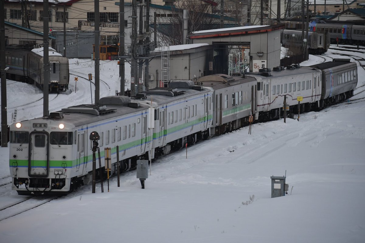 extra_car21's tweet photo. 25/01/14 苗穂運転所→工場入場
H100-48[釧ｸｼ]+ｷﾊ40 1815[南ｲｻ･白色(冬)]+ｷﾊ282-4
(牽引ｷﾊ40 302+ｷﾊ40 331) https://t.co/RfZnAzMcM5