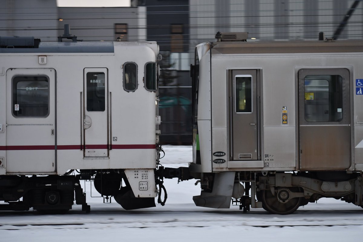 extra_car21's tweet photo. 25/01/14 苗穂運転所→工場入場
H100-48[釧ｸｼ]+ｷﾊ40 1815[南ｲｻ･白色(冬)]+ｷﾊ282-4
(牽引ｷﾊ40 302+ｷﾊ40 331) https://t.co/RfZnAzMcM5