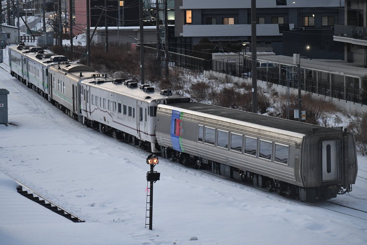 extra_car21's tweet photo. 25/01/14 苗穂運転所→工場入場
H100-48[釧ｸｼ]+ｷﾊ40 1815[南ｲｻ･白色(冬)]+ｷﾊ282-4
(牽引ｷﾊ40 302+ｷﾊ40 331) https://t.co/RfZnAzMcM5