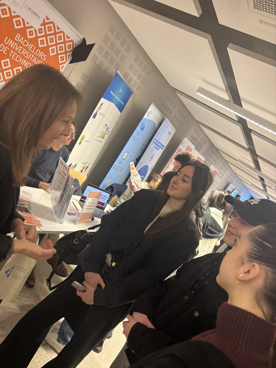 iutdecorse's tweet photo. 🧑‍🎓👩🏼‍🎓 1er jour du Salon territorial des formations du supérieur ! 2400 élèves de terminale sont attendus jusqu’à vendredi pour rencontrer et échanger avec nos enseignants des BUT HSE, GC, GEA, TC, MMI et GB https://t.co/eQLpfk6d5I