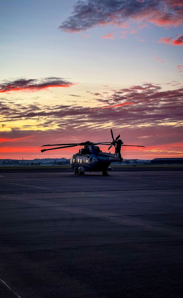 The best part about being on earlies!! Superb capture from LAET Rhys Williams of this morning’s winter sunrise 👏 #weare846