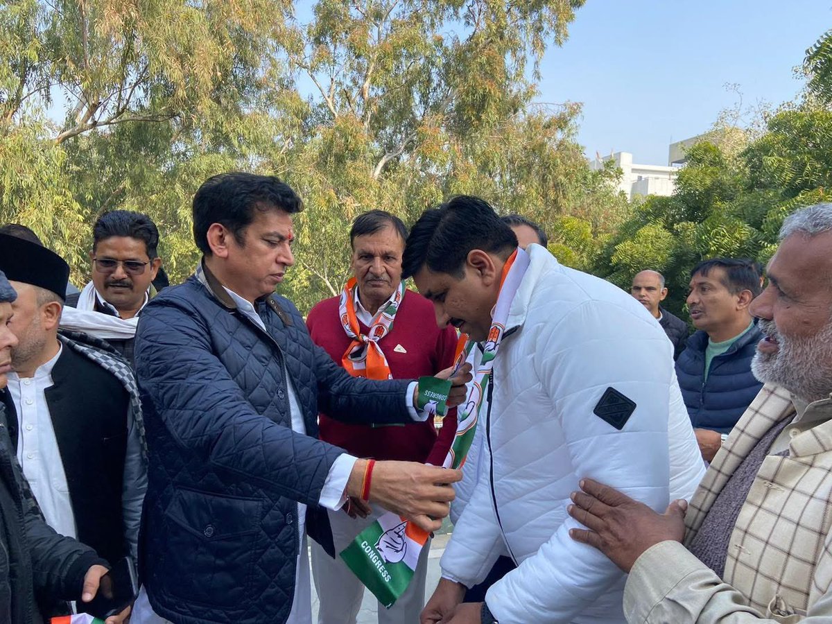 DharampalLakra's tweet photo. आज विचारों में बढ़ते फासले को देखते हुए, मैं #आम_आदमी_पार्टी से इस्तफ़ा दे रहा हूँ। उम्मीद है कि पार्टी और समर्थक मेरे इस कदम को समझेंगे।

आज विधानसभा के सभी साथियों की सलाह से दिल्ली प्रदेश अध्यक्ष श्री देवेंद्र यादव जी की अगुआई में मैने कांग्रेस पार्टी जॉइन की और आपसे वादा करता हूँ कि मुण्डका विधानसभा के हर नागरिक के साथ हमेशा खड़ा हूँ और सभी का सम्मान ही मेरी ज़िम्मेदारी है।🙏🏻🙏🏻
@DharampalLakra 
#मुंडका_विधानसभा 
#KaamKiyaHaiKaamKarenge 
#CongressParty 
#DevenderYadav
#incindia 
#लड़ेंगे_और_जीतेंगे