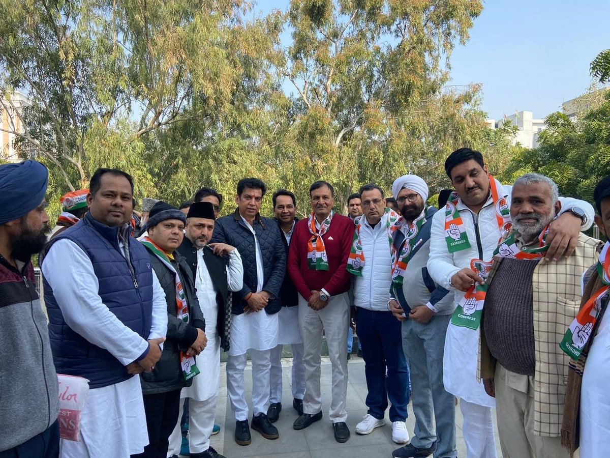 आज विचारों में बढ़ते फासले को देखते हुए, मैं #आम_आदमी_पार्टी से इस्तफ़ा दे रहा हूँ। उम्मीद है कि पार्टी और समर्थक मेरे इस कदम को समझेंगे।

आज विधानसभा के सभी साथियों की सलाह से दिल्ली प्रदेश अध्यक्ष श्री देवेंद्र यादव जी की अगुआई में मैने कांग्रेस पार्टी जॉइन की और आपसे वादा करता