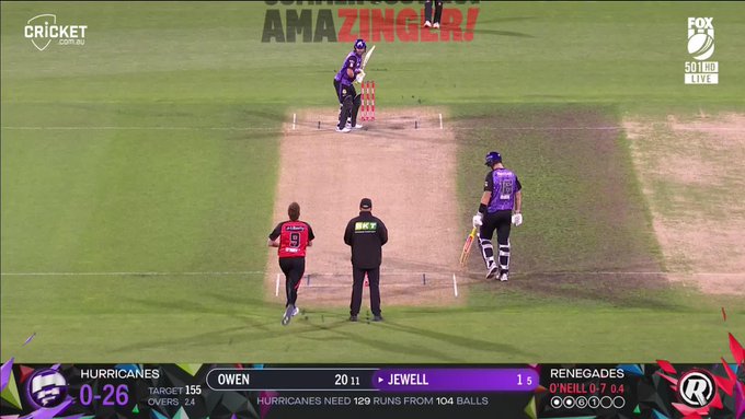 The Hurricanes started hot, but Fergus O'Neill halts the momentum for now! 📹 Credits: Twitter/BBL