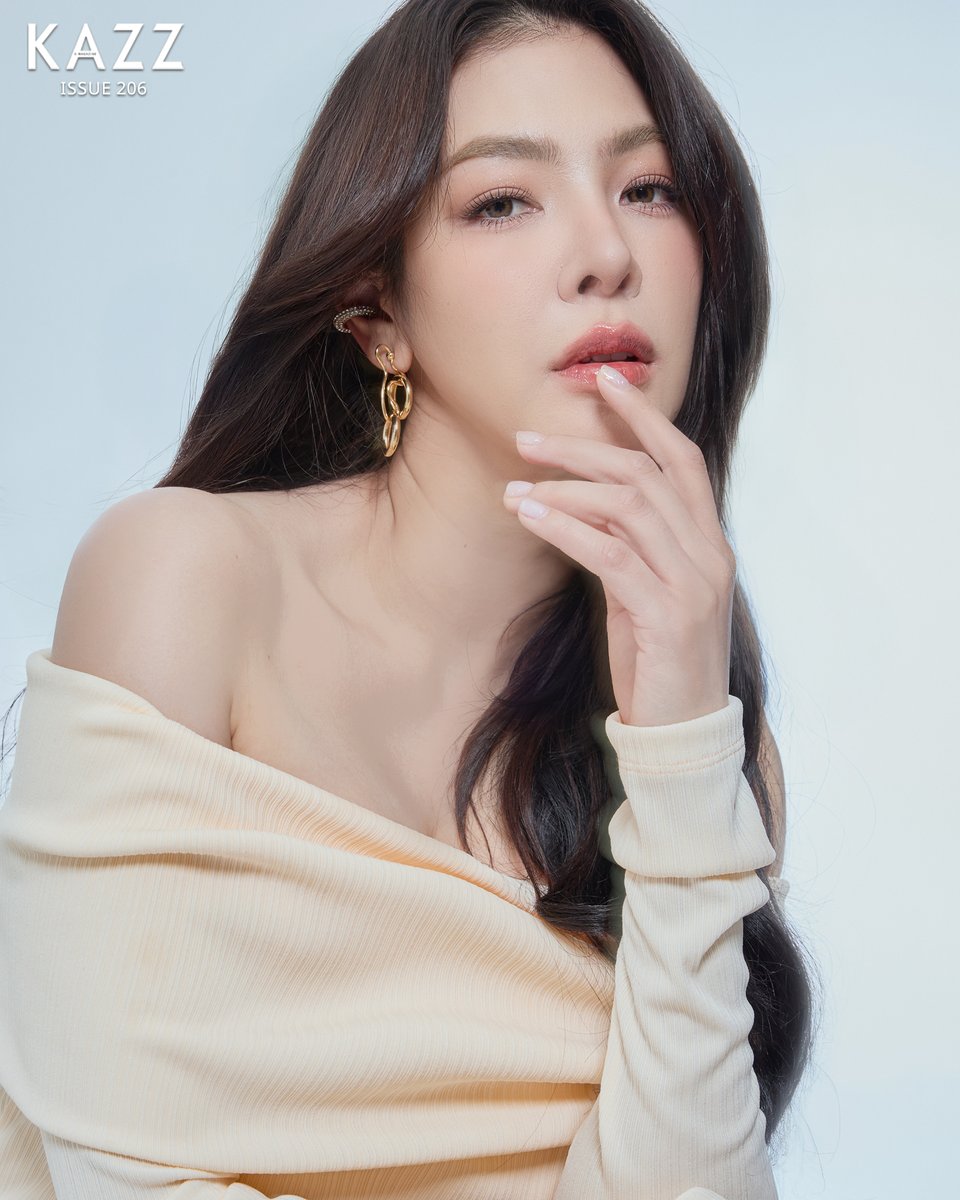 Kazzmagazine's tweet photo. #KAZZxFayeYoko
 
ออร่าความสวย~ ของสองสาว ‘ฝ้าย - โยโกะ‘ กับการขึ้นปก KAZZ MAGAZINE ครั้งแรก! จับจองความสวยนี้กันยังน้า? ห้ามพลาดเด็ดขาดดด 👀💖

➖พรีออเดอร์ : https://t.co/Pb7lEvYCuS 
➖Foreigners :  https://t.co/sWZKesNQsX 

#KAZZMAGAZINE #ฝ้ายโยโกะ #FayeYoko https://t.co/AGD0jKsQ55