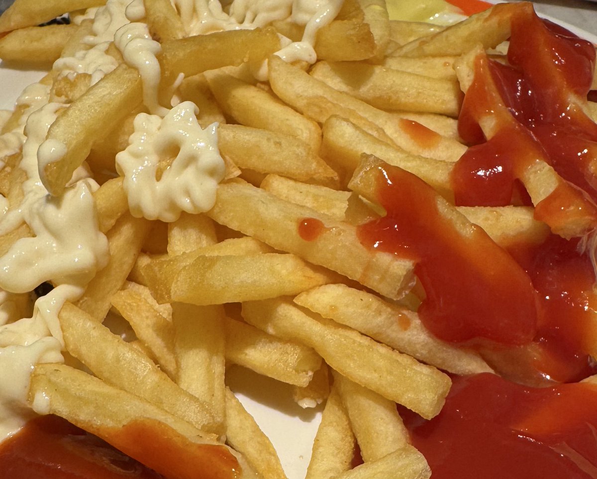Mad1sonFR_'s tweet photo. If u drown your fries in mayonnaise and eat it with a fork it’s just salad
Anyway omad, 60kcal https://t.co/V2pXBMxgeo