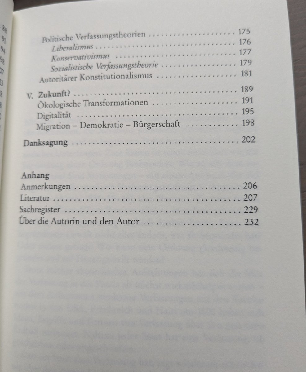 Der Blick ins Inhaltsverzeichnis offenbart: Sowohl für Verfassungstheoretiker als auch Demokratietheoretiker interessant.