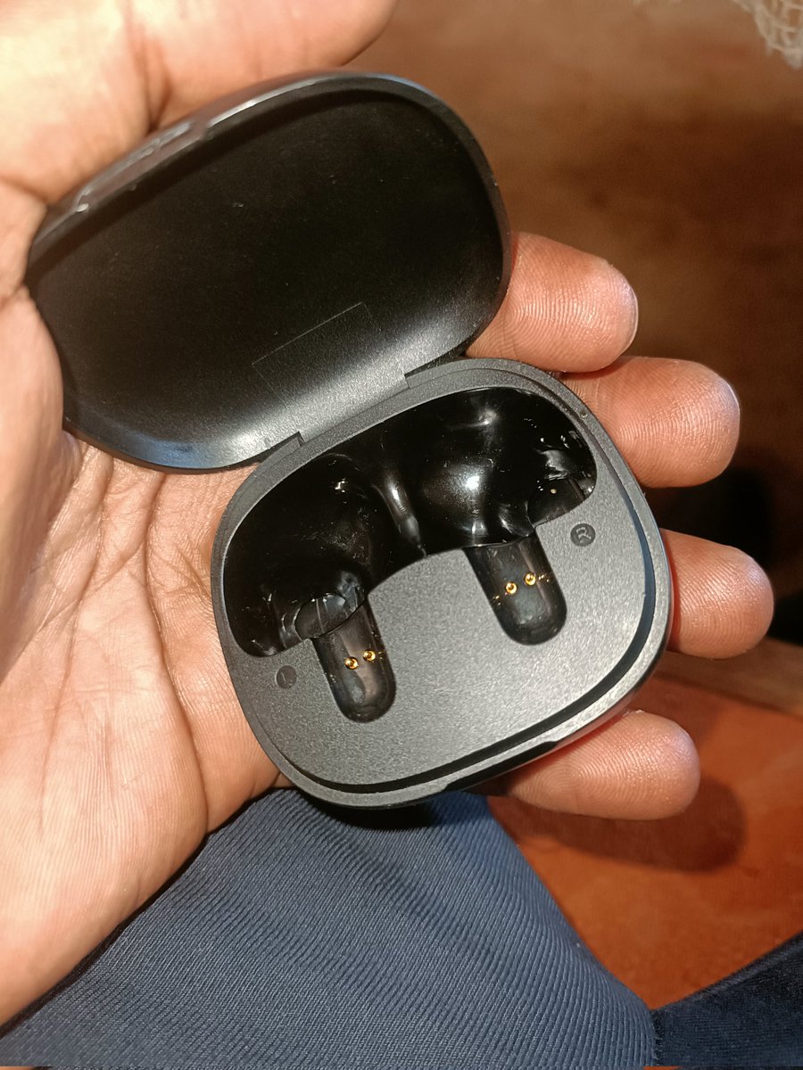 Degrata254's tweet photo. A stupid person has stolen my pods akaacha case 😭😭 https://t.co/TxFSZQiLAv
