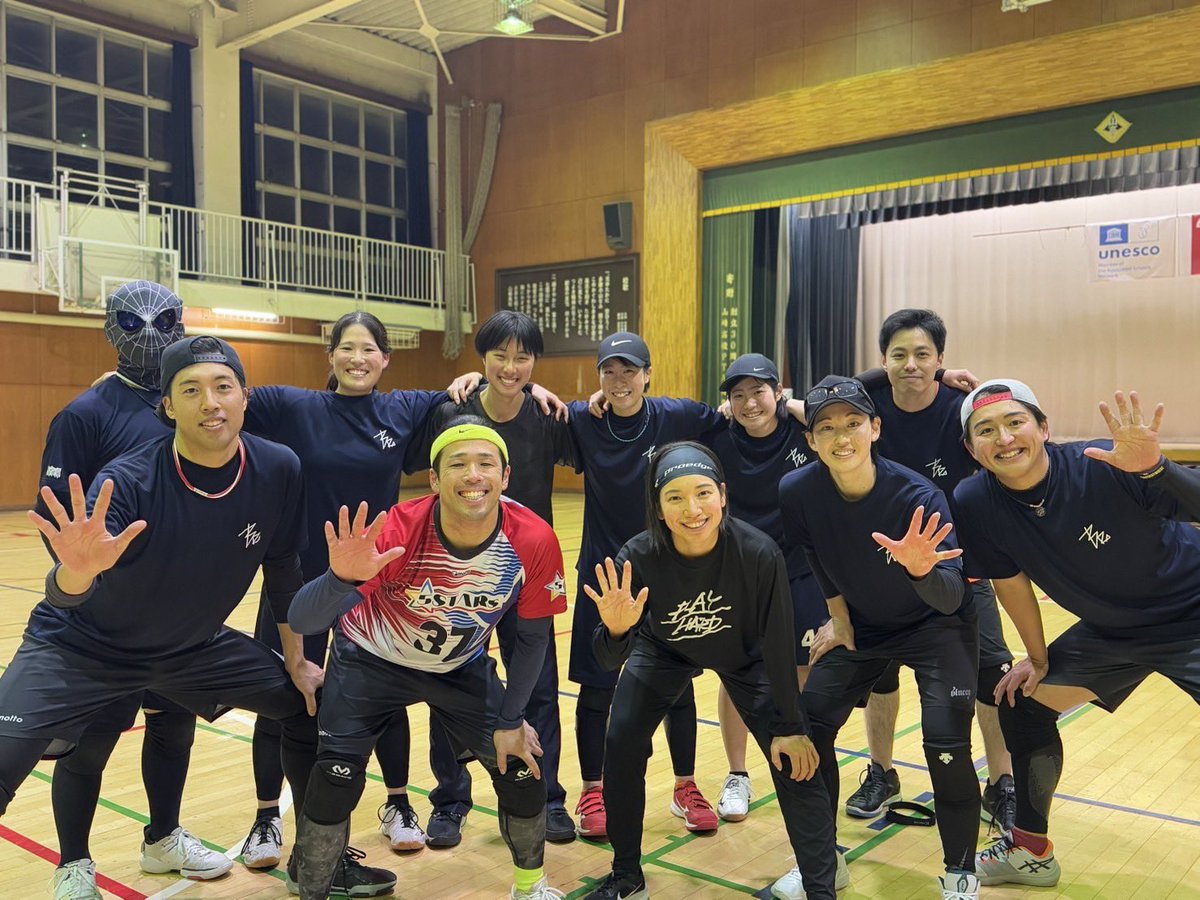 tsutomu_kinjo's tweet photo. 試合は勝ちましたが
タイマンは完敗でした！！🙇‍♂️

健さんのおかげで出会えたBaseball5というスポーツ。最高の舞台で勝負した一瞬一瞬は魂に切り刻まれました。今回の最優秀選手賞という結果も、スピボンが直前の練習を温かく受け入れてくださったおかげです。本当にありがとうございました🔥 https://t.co/2oZy7q656x