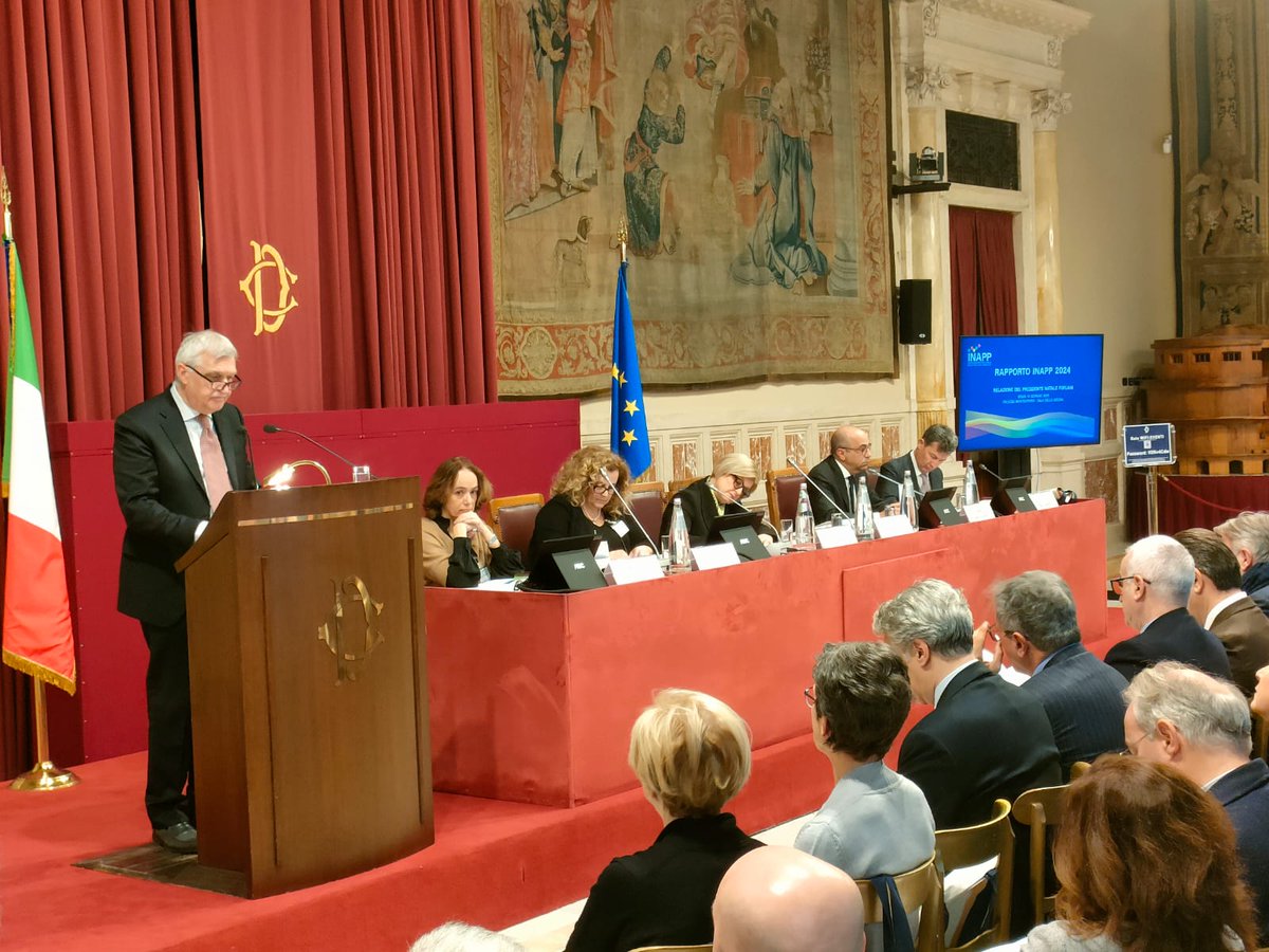 InappGov's tweet photo. Dopo i saluti della segretaria di presidenza, A.Patriarca, il presidente #INAPP, N.Forlani, illustra a @Montecitorio i temi principali del #RAPPORTOINAPP2024.
Interviene il Ministro M.Calderone.
Segui in streaming ๐ https://t.co/Imu8WLf15E
#14gennaio #RapportoINAPP https://t.co/emPDuxdMby
