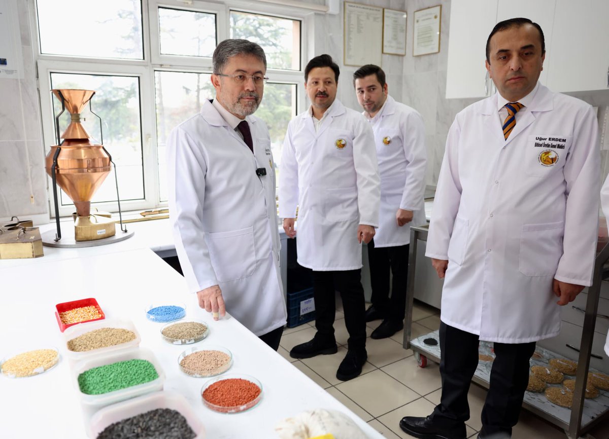 Bugemtr's tweet photo. Bakanımız Sayın İbrahim YUMAKLI Genel Müdürlüğümüze bağlı kuruluşlardan olan Ankara Tohumluk Tescil ve Sertifikasyon Merkez Müdürlüğü’nü ziyaret etti.
Sayın Bakanımız 1959 yılında Tohumluk Kontrol ve Sertifikasyon Enstitüsü adıyla faaliyete başlayan ve 1986 yılında "Bölge Çeşit Deneme Enstitüsü" ile birleştirilerek "Tohumluk Tescil ve Sertifikasyon Merkez Müdürlüğü" adını alan kurumda incelemelerde bulundu.
Ziyareti sırasında Bakanımız YUMAKLI’ya Genel Müdürümüz Uğur ERDEM eşlik etti. 
Merkezin bünyesinde bulunan ve ISTA tarafından akredite edilmiş, analiz ve uygulamalarını buna göre yapmakla yükümlü numune kabul kayıt, çeşit safiyet ve çimlendirme konularında faaliyet gösteren 3 laboratuvarın çalışmaları hakkında da bilgi alan YUMAKLI ziyaret sonrası basın mensuplarına açıklamalarda bulundu.
Türkiye'de çeşit tescili işleminde tek yetkili, tohumluk sertifikasyonunda ise referans kurum olarak çalışmalarını sürdüren merkezde geçen yıl 654 çeşit tescili yapıldı.
@TCTarim
@ibrahimyumakli
@AhmetGumen
@ugurerdem__ 

#Üretime_Üreticiye_Sektöre_DEĞER!
#ÜRETİM_NEREDE_BÜGEM_ORADA