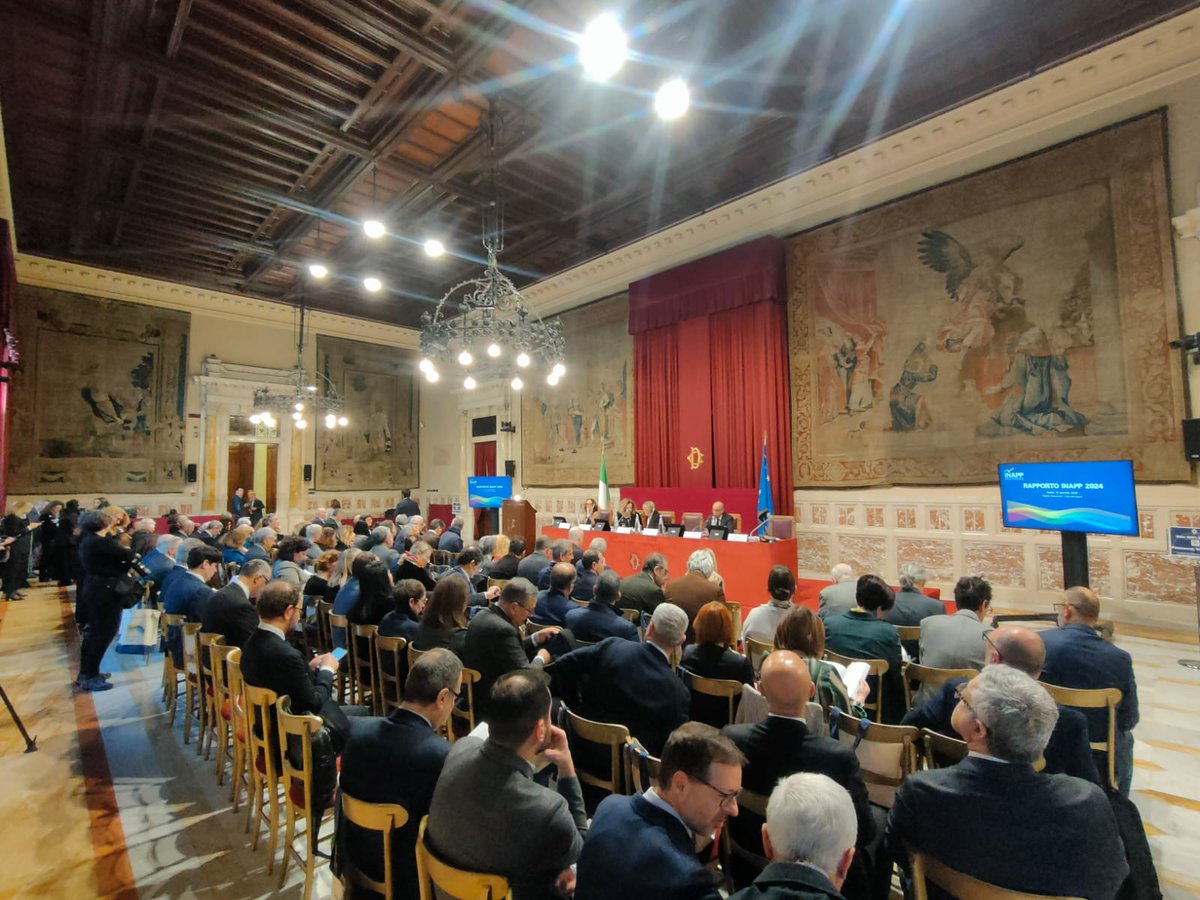 InappGov's tweet photo. Dopo i saluti della segretaria di presidenza, A.Patriarca, il presidente #INAPP, N.Forlani, illustra a @Montecitorio i temi principali del #RAPPORTOINAPP2024.
Interviene il Ministro M.Calderone.
Segui in streaming ๐ https://t.co/Imu8WLf15E
#14gennaio #RapportoINAPP https://t.co/emPDuxdMby