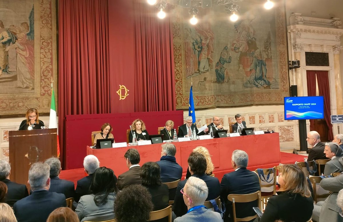 InappGov's tweet photo. Dopo i saluti della segretaria di presidenza, A.Patriarca, il presidente #INAPP, N.Forlani, illustra a @Montecitorio i temi principali del #RAPPORTOINAPP2024.
Interviene il Ministro M.Calderone.
Segui in streaming ๐ https://t.co/Imu8WLf15E
#14gennaio #RapportoINAPP https://t.co/emPDuxdMby