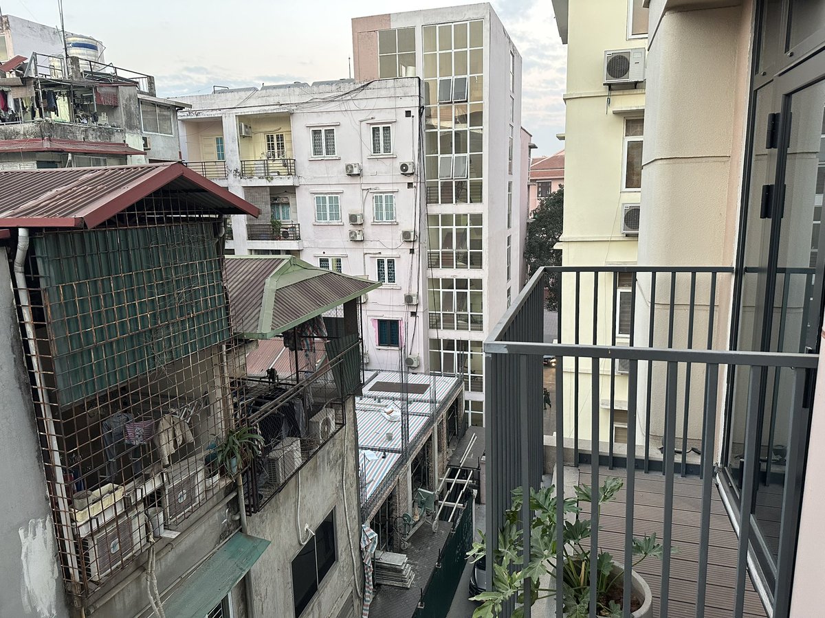 베트남 출장왔어
현지 직원들이 패스트푸드 시켜줬는데
이렇게 맛없을수 있나..
성의를 생각해서 하나 먹었는데ㅜㅜ
밥 적게 먹고 일한다고 돌아다니니 엄청 배고푸다 
포피스피자가 그렇게 맛있다는데
꼭 먹어보고 갈 수 있으면 좋겠어ㅠㅠ!