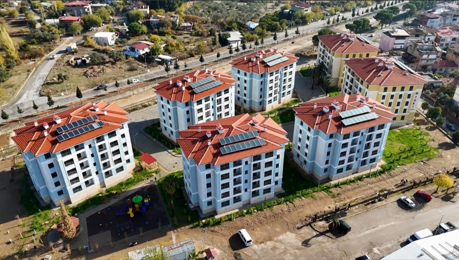 emlakdergisi's tweet photo. 🏠 Nazilli’de 139 Sosyal #Konut Teslim Ediliyor! 🏡
#Aydın #Nazilli 🎉 Yatay mimari, depreme dayanıklı yapılar ve geniş sosyal alanlar ile yeni bir yaşam sizi bekliyor. 🌳👨👩👧👦
https://t.co/snd2sezPQs
#TOKİ #Nazilli #SosyalKonut #YeniYaşam #DepremeDayanıklı #MutluAileler https://t.co/pnnaev4FOr
