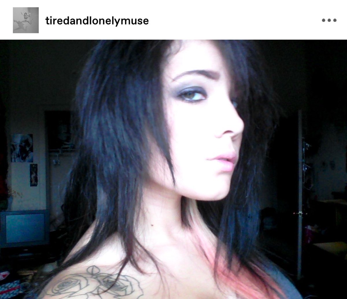 Htumblrupdates's tweet image. Halsey via Tumblr
“Original tumblr girl you wouldn’t understand #face reveal”