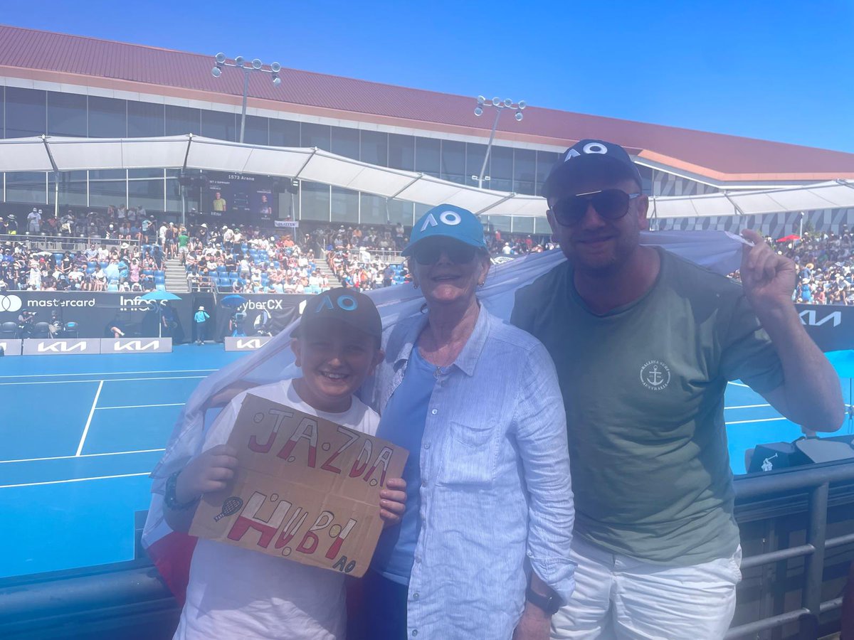 lesley_morgan25's tweet photo. @HubertHurkacz Thanks Hubi for making friend boy James day. He asked you if you remembered him when you gave him towel last year inside John Cain Arena. Good Luck in Next Round #GoHubi #AO2025 🇵🇱❤️🎾 https://t.co/tZzOZ7Tyec