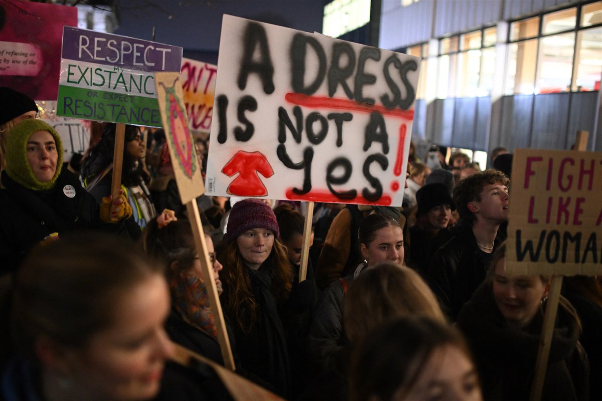 Een 'nationale crisis' in het VK: bijna 9 van de 10 aangiften van gewelds- en zedendelicten in Engeland en Wales blijven onopgelost. 
 
Veel slachtoffers durven of willen niet meer naar de politie . Daarover Engelandkenner Hieke Jippes, om 13.30u op <a href="/NPORadio1/">NPO Radio 1</a>.