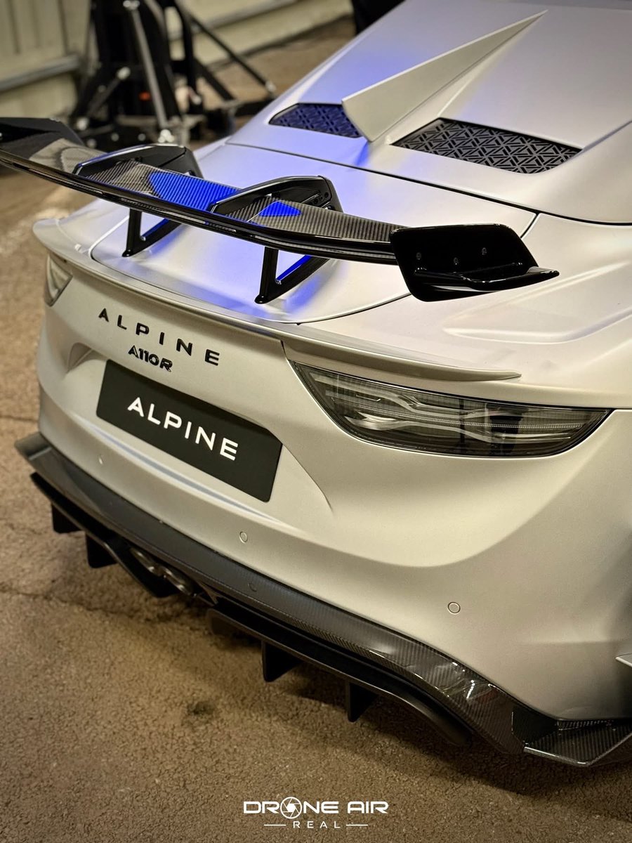 ✨ Une Alpine A110R Ultime unique en configuration grise dévoilée lors des vœux de la Directrice Alpine Dieppe.

🔥 Nous, on craque. Et vous ? 🏁 

#AlpineA110R 

📸 drone_air_real