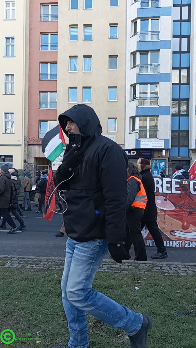 t47da's tweet photo. Fuad Musa afane in Aktion  bei LL Demo in Berlin er nimmt sich Journalist er ist aber ein pro palästinensischer Aktivist so wie er sich verhält verhalten sich nicht Journalisten sondern nur Aktivisten 
#b1201 https://t.co/OfGFo3EYtf