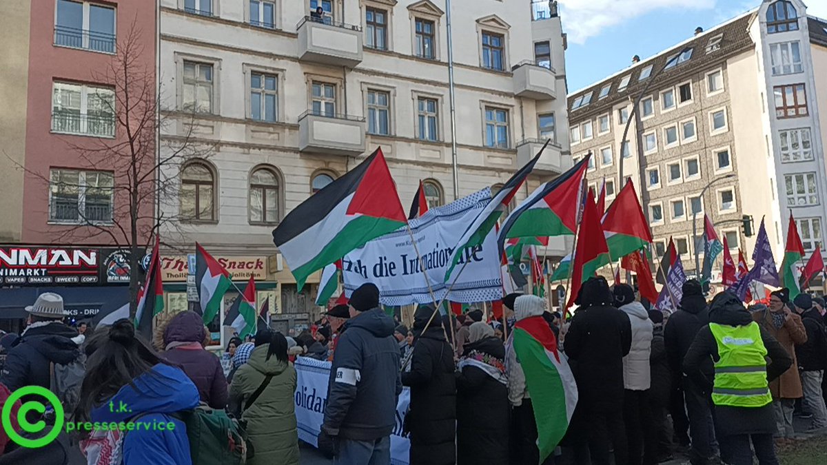 t47da's tweet photo. Fuad Musa afane in Aktion  bei LL Demo in Berlin er nimmt sich Journalist er ist aber ein pro palästinensischer Aktivist so wie er sich verhält verhalten sich nicht Journalisten sondern nur Aktivisten 
#b1201 https://t.co/OfGFo3EYtf