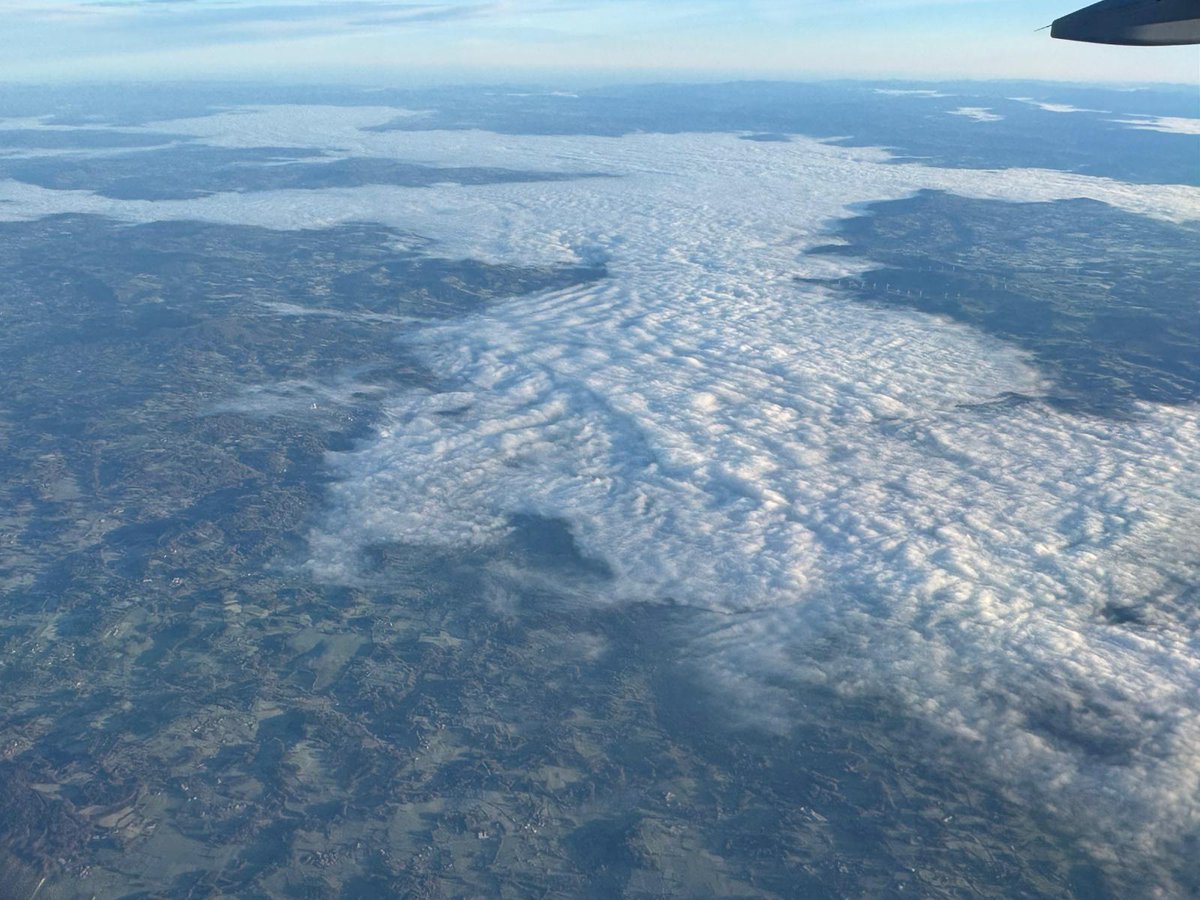 MeteoGalicia's tweet photo. En #Galicia tamén temos mar no interior😜pero é un mar de nubes.

O que vemos son as néboas que se forman nos vales en situacións anticiclónicas de inverno.

Foto enviada por Rosa sobrevoando a provincia de #Lugo ✈️Moitas grazas e #FelizDia https://t.co/YyaN3L4QxC