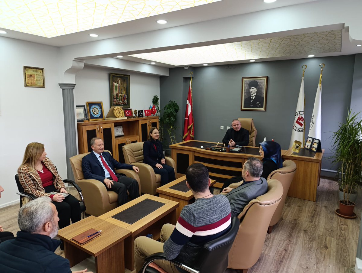 kasimkabak_'s tweet photo. MANİSA CBÜ REKTÖRLÜĞÜ'NDEN ODAMIZA ZİYARET.
Manisa Celal Bayar Üniversitesi (CBÜ) Rektörü Sayın Prof. Dr. Rana Kibar, Rektör Yardımcısı Sayın Prof. Dr. Ahmet Çetin, Demirci Eğitim Fakültesi Dekanı Sayın Prof. Dr. Fatma Şaşmaz Ören, Demirci Meslek Yüksek Okulu Müdürü Sayın Dr. Ali Daşman ve Müdür Yardımcısı Öğr. Gör. Sayın Deniz Karadağ’ı Odamızda ağırladık.
Ziyaret esnasında, Demirci Eğitim Fakültemizin İlçemiz adına önemi hakkında birlikte karşılıklı değerlendirmeler yaptık. Rektörlük ve Odamızın işbirliği hakkında farklı konularda görüş alışverişinde bulunduk.
Sayın Rektörümüzden, Ülke genelinde Eğitim Fakülteleri bünyesinde yeni kurulması gündeme gelen otuz ayrı "Eğitim Akademisi" hakkında bir süre sohbet ettik, Rektörümüz ve Rektör Yardımcımız bu Eğitim Akademileri'nden bir tanesinin de İlçemizde açılması için Demirci Belediye Başkanımız Sayın Erkan Kara Bey ile birlikte çalışmayı başlattıklarını ve konuyu kendilerinin anlık takip ettiklerini söylediler.
Ayrıca, Rektörümüz 26-27 Şubat tarihleri arasında Manisa’da gerçekleştirilmesi planlanan ve 16 ayrı Üniversitenin katılım sağlayacağı "Ege Kariyer Fuarı'na bizleri ve tüm Oda Üyelerimizi davet ettiler.
Kıymetli misafirlerimizi Demirci Ticaret ve Sanayi Odamızın Yönetim Kurulu Başkan Yardımcısı Ahmet Koyuncu, Yönetim Kurulu Üyesi Mustafa Oktay, Kadın Girişimciler Kurulu Başkanı Büşra Karagöz ve Değerli Oda Personellerimiz ile karşıladık ve uğurladık.
Odamıza nazik ziyaretlerinden dolayı Sayın Rektörümüze, Sayın Rektör Yardımcımıza ve Kıymetli Müdürlerimize teşekkür ederiz.
@RanaKibar_ 
@mcbu1992