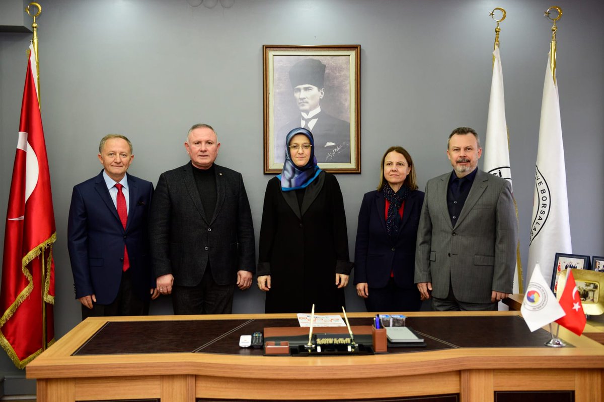 kasimkabak_'s tweet photo. MANİSA CBÜ REKTÖRLÜĞÜ'NDEN ODAMIZA ZİYARET.
Manisa Celal Bayar Üniversitesi (CBÜ) Rektörü Sayın Prof. Dr. Rana Kibar, Rektör Yardımcısı Sayın Prof. Dr. Ahmet Çetin, Demirci Eğitim Fakültesi Dekanı Sayın Prof. Dr. Fatma Şaşmaz Ören, Demirci Meslek Yüksek Okulu Müdürü Sayın Dr. Ali Daşman ve Müdür Yardımcısı Öğr. Gör. Sayın Deniz Karadağ’ı Odamızda ağırladık.
Ziyaret esnasında, Demirci Eğitim Fakültemizin İlçemiz adına önemi hakkında birlikte karşılıklı değerlendirmeler yaptık. Rektörlük ve Odamızın işbirliği hakkında farklı konularda görüş alışverişinde bulunduk.
Sayın Rektörümüzden, Ülke genelinde Eğitim Fakülteleri bünyesinde yeni kurulması gündeme gelen otuz ayrı "Eğitim Akademisi" hakkında bir süre sohbet ettik, Rektörümüz ve Rektör Yardımcımız bu Eğitim Akademileri'nden bir tanesinin de İlçemizde açılması için Demirci Belediye Başkanımız Sayın Erkan Kara Bey ile birlikte çalışmayı başlattıklarını ve konuyu kendilerinin anlık takip ettiklerini söylediler.
Ayrıca, Rektörümüz 26-27 Şubat tarihleri arasında Manisa’da gerçekleştirilmesi planlanan ve 16 ayrı Üniversitenin katılım sağlayacağı "Ege Kariyer Fuarı'na bizleri ve tüm Oda Üyelerimizi davet ettiler.
Kıymetli misafirlerimizi Demirci Ticaret ve Sanayi Odamızın Yönetim Kurulu Başkan Yardımcısı Ahmet Koyuncu, Yönetim Kurulu Üyesi Mustafa Oktay, Kadın Girişimciler Kurulu Başkanı Büşra Karagöz ve Değerli Oda Personellerimiz ile karşıladık ve uğurladık.
Odamıza nazik ziyaretlerinden dolayı Sayın Rektörümüze, Sayın Rektör Yardımcımıza ve Kıymetli Müdürlerimize teşekkür ederiz.
@RanaKibar_ 
@mcbu1992