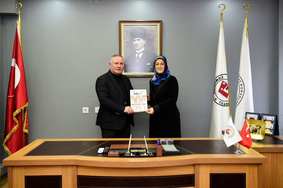 kasimkabak_'s tweet photo. MANİSA CBÜ REKTÖRLÜĞÜ'NDEN ODAMIZA ZİYARET.
Manisa Celal Bayar Üniversitesi (CBÜ) Rektörü Sayın Prof. Dr. Rana Kibar, Rektör Yardımcısı Sayın Prof. Dr. Ahmet Çetin, Demirci Eğitim Fakültesi Dekanı Sayın Prof. Dr. Fatma Şaşmaz Ören, Demirci Meslek Yüksek Okulu Müdürü Sayın Dr. Ali Daşman ve Müdür Yardımcısı Öğr. Gör. Sayın Deniz Karadağ’ı Odamızda ağırladık.
Ziyaret esnasında, Demirci Eğitim Fakültemizin İlçemiz adına önemi hakkında birlikte karşılıklı değerlendirmeler yaptık. Rektörlük ve Odamızın işbirliği hakkında farklı konularda görüş alışverişinde bulunduk.
Sayın Rektörümüzden, Ülke genelinde Eğitim Fakülteleri bünyesinde yeni kurulması gündeme gelen otuz ayrı "Eğitim Akademisi" hakkında bir süre sohbet ettik, Rektörümüz ve Rektör Yardımcımız bu Eğitim Akademileri'nden bir tanesinin de İlçemizde açılması için Demirci Belediye Başkanımız Sayın Erkan Kara Bey ile birlikte çalışmayı başlattıklarını ve konuyu kendilerinin anlık takip ettiklerini söylediler.
Ayrıca, Rektörümüz 26-27 Şubat tarihleri arasında Manisa’da gerçekleştirilmesi planlanan ve 16 ayrı Üniversitenin katılım sağlayacağı "Ege Kariyer Fuarı'na bizleri ve tüm Oda Üyelerimizi davet ettiler.
Kıymetli misafirlerimizi Demirci Ticaret ve Sanayi Odamızın Yönetim Kurulu Başkan Yardımcısı Ahmet Koyuncu, Yönetim Kurulu Üyesi Mustafa Oktay, Kadın Girişimciler Kurulu Başkanı Büşra Karagöz ve Değerli Oda Personellerimiz ile karşıladık ve uğurladık.
Odamıza nazik ziyaretlerinden dolayı Sayın Rektörümüze, Sayın Rektör Yardımcımıza ve Kıymetli Müdürlerimize teşekkür ederiz.
@RanaKibar_ 
@mcbu1992