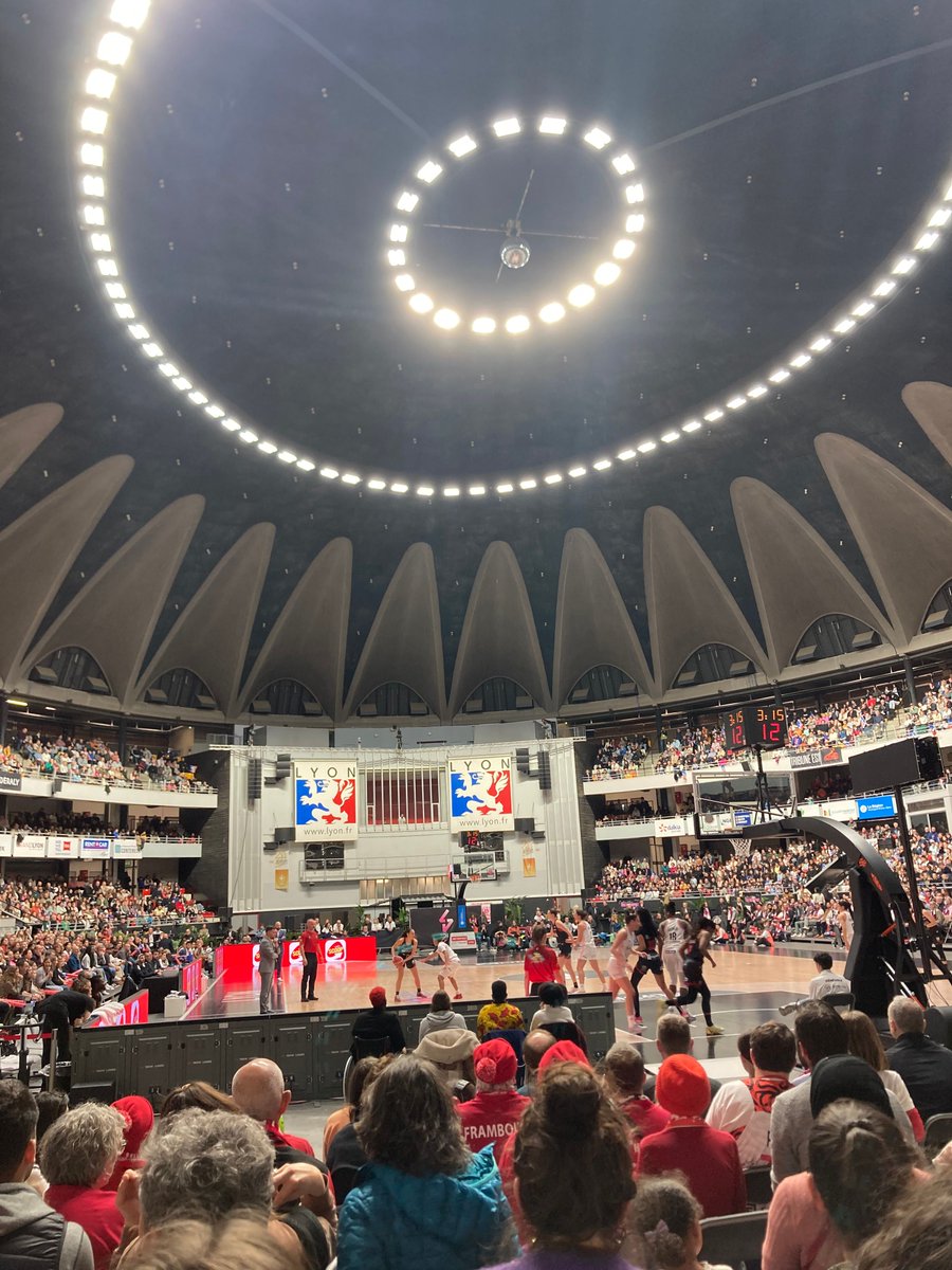 Dimanche, le Palais des Sports de Lyon a vibré pour le tout premier match des Lionnes de LDLC ASVEL Féminin dans leur nouvelle salle 🔥 Une belle victoire face à Villeneuve-d'Ascq (75-70).

Merci aux supporters venus nous rencontrer au village partenaires en avant match !