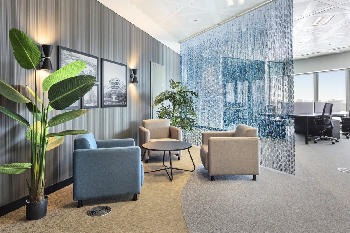 Las nuevas sedes corporativas diseñadas para atraer talento incluyen zonas flexibles y modulares, espacios verdes y sostenibles, áreas sociales dinámicas, tecnología integrada o espacios para la concentración, entre otros 🔗 plugandgo.es/las-oficinas-s…
#ArquitecturaCorporativa