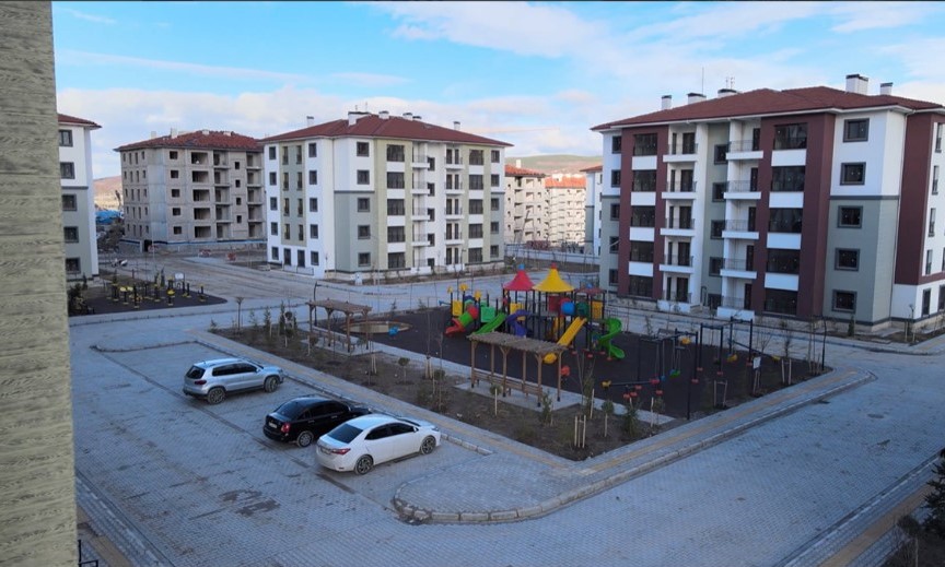 emlakdergisi's tweet photo. 🏡 Kütahya Tavşanlı’da 333 Sosyal Konut Teslime Hazır! 🏗️🌿
TOKİ tarafından Tavşanlı Moymul Mahallesi’nde yapımı tamamlanan 333 sosyal konut, hak sahiplerini bekliyor.
https://t.co/LAwZMXpwil
📌 #TOKİ #Kütahya #Tavşanlı #SosyalKonut #YeniEvim #MutluYuva https://t.co/6IRlVJGNPi